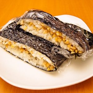 納豆ごはんのシンプルおにぎらず