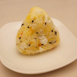 黄色が鮮やかな卵とふりかけのおにぎり