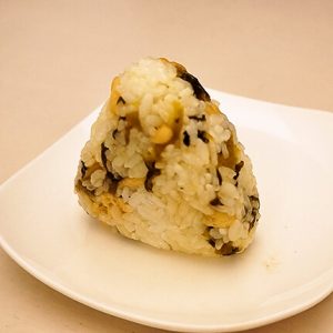 高菜の油炒めと天かすのオイリーおにぎり