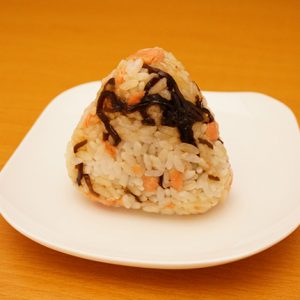 焼き鮭ごはんと昆布の混ぜ込みおにぎり