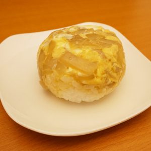 まるで親子丼！？玉ねぎと卵とじのおにぎり