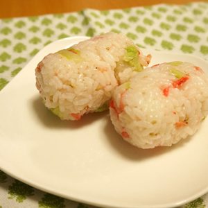 刻みキャベツと桜エビの春色おにぎり