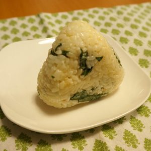 シンプルがうまい！きざみ大葉と味噌マヨのおにぎり