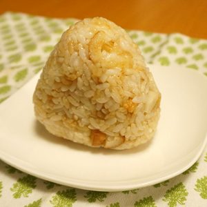 マヨ醤油ちくわのチャーハン風おにぎり