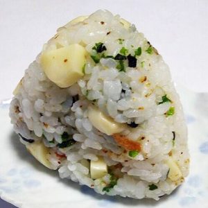 七味唐辛子とチーズのあおさふりかけのおにぎり