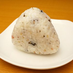 梅しそペーストのまぜご飯おにぎり