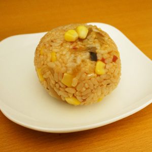 鶏のトマト煮ソースのおにぎり