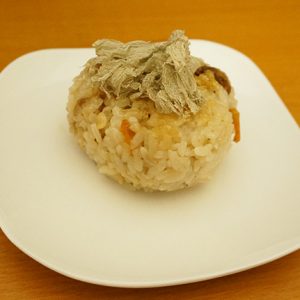 味ごはんの焼きおにぎりとろろ昆布のせ