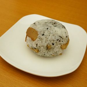 厚揚げの煮物と黒ごま塩のおにぎり