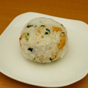 柿ピーと青菜混ぜ込みわかめのおにぎり