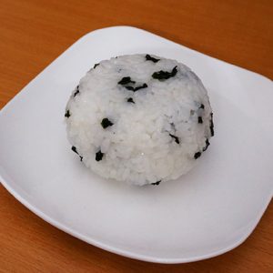 わかめふりかけと納豆のビックリおにぎり