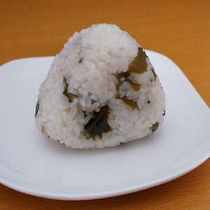 しっとりワカメの佃煮おにぎり