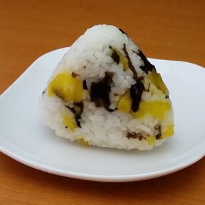 定番なのにあまり見ない！こんぶの佃煮とたくあんのおにぎり