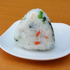 和風だしで和えたほうれん草のさっぱりおにぎり