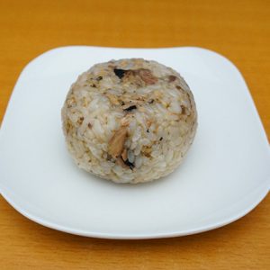 いわし缶と岩海苔のおにぎり