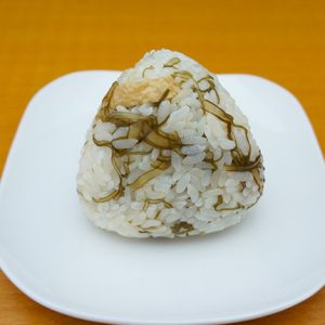 切り昆布の味ごはんおにぎり