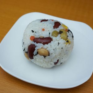 青じそドレの豆サラダとマヨネーズのおにぎり